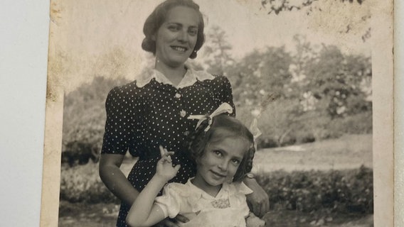 Halbschwester Evika und ihre Mutter auf einer Schwarz-weiß-Fotografie. Sie wurden in Auschwitz ermordet. Halbschwester Evika und ihre Mutter auf einer Schwarz-weiß-Fotografie. Sie wurden in Auschwitz ermordet. © NDR Foto: Christina von Sass