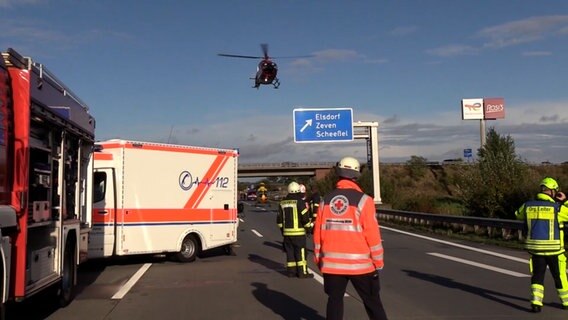 Ein Hubschrauber hebt über einer Unfallstelle auf der A1 ab. © NonstopNews Foto: NonstopNews