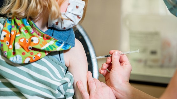 Ein Kind wird gegen Covid-19 geimpft. © dpa-Bildfunk Foto: Daniel Reinhardt