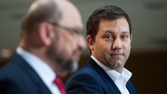 Martin Schulz (l), Vorsitzender der Sozialdemokratischen Partei Deutschlands (SPD), und der designierte SPD-Generalsekretär Lars Klingbeil äußern sich am 23.10.2017 bei einer Pressekonferenz im Willy-Brandt-Haus in Berlin. © picture alliance/Bernd von Jutrczenka/dpa Foto: Bernd von Jutrczenka