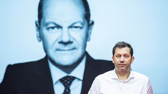 Lars Klingbeil, Generalsekretär der SPD, steht vor einem überlebensgroßen Portrait von Kanzlerkandidat Olaf Scholz. © picture alliance/photothek Foto: Florian Gaertner