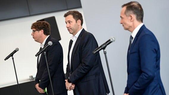 Lars Klingbeil (M), SPD-Generalsekretär, gibt zusammen mit Michael Kellner (l), Bundesgeschäftsführer von Bündnis 90/Die Grünen, und Volker Wissing, FDP-Generalsekretär, ein Pressestatement zu den Koalitionsverhandlungen. © picture alliance/dpa/dpa-Zentralbild Foto: Britta Pedersen