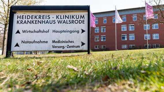 Ein Schild weist auf den Eingang des Heidekreis-Klinikum in Walsrode hin. © picture alliance Foto: Philipp Schulze