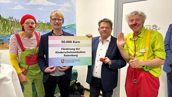 Gesundheitsminister Andreas Philippi (SPD) übergibt einen Scheck an das Diakonieklinikum in Rotenburg. © AGAPLESION DIAKONIEKLINIKUM ROTENBURG gemeinnützige GmbH 