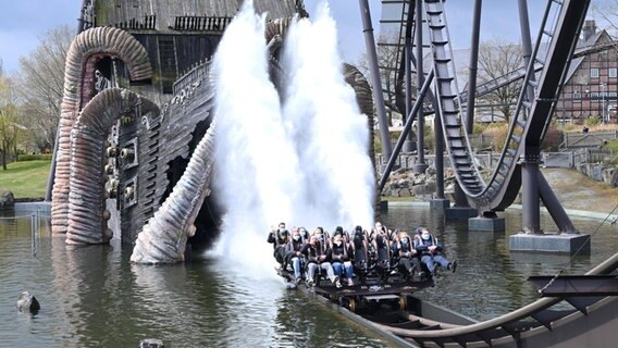 Besucher des Heidepark in Soltau fahren mit dem Fahrgeschäft Krake. © IMAGO / Andre Lenthe Foto: Andre Lenthe