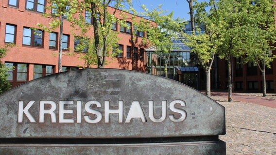 Ein Briefkasten mit der Aufschrift "Kreishaus" vor dem Gebäude der Kreisverwaltung des Landkreises Lüchow-Dannenberg in Lüchow. © Landkreis Lüchow-Dannenberg Foto: Jenny Raeder