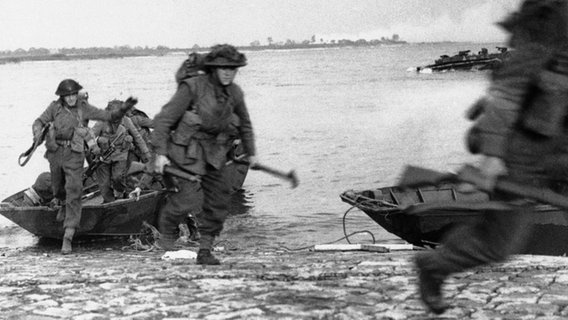 Soldaten der 15. Schottischen Division verlassen am 29. April 1945 ein Boot am Elbufer südöstlich von Hamburg. © picture alliance/AP Images / Britisch Official Photo 