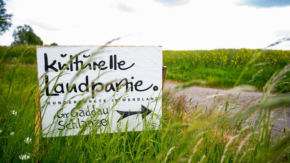 "Kulturelle Landpartie" steht auf einem Schild am Fahrbahnrand. © dpa-Bildfunk Foto: Philipp Schulze