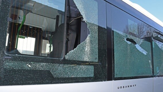 Eingeschlagene Scheiben bei einem Linienbuss in Hittfeld. Eingeschlagene Scheiben bei einem Linienbuss in Hittfeld. © Polizeiinspektion Harburg
