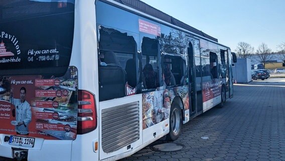 Eingeschlagene Scheiben bei einem Linienbuss in Hittfeld. © KVG Stade GmbH & Co. KG 