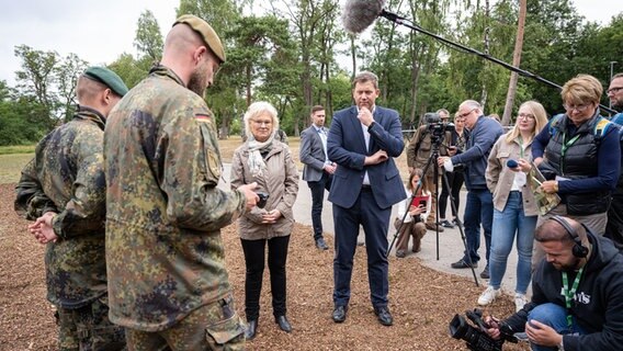 Bundesverteidigungsministerin Christine Lambrecht (SPD) steht beim Auftakt-Besuch ihrer Sommerreise auf dem Truppenübungsplatz Munster neben Lars Klingbeil, Bundesvorsitzender der SPD. © dpa-Bildfunk Foto: Mohssen Assanimoghaddam