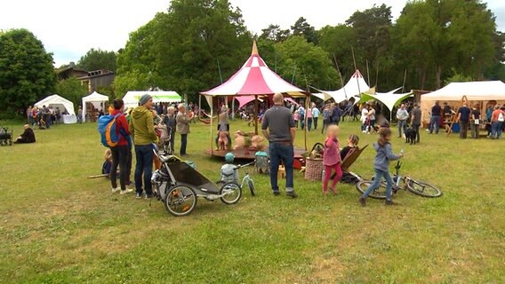 Kinder spielen  bei der Kutlurellen Landparte im Wendland mit einem Karussell. © NDR 