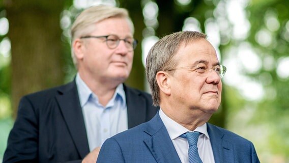 Armin Laschet (CDU) bei einer CDU-Wahlkampf-Veranstaltung, im Hintergrund steht Bernd Althusmann (CDU). © dpa-Bildfunk Foto: Hauke-Christian Dittrich