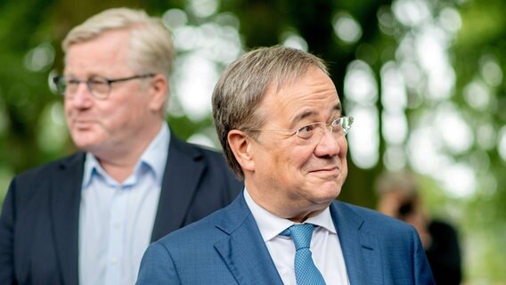Armin Laschet (CDU) bei einer CDU-Wahlkampf-Veranstaltung, im Hintergrund steht Bernd Althusmann (CDU). © picture alliance Foto: Hauke-Christian Dittrich