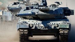 Der Kampfpanzer "Leopard 2 A6" ist am 02.10.2013 während der Bundeswehrübung Landoperationen in Bergen im Einsatz. (Archivbild) Der Kampfpanzer "Leopard 2 A6" ist am 02.10.2013 während der Bundeswehrübung Landoperationen in Bergen im Einsatz. (Archivbild) © dpa-Bildfunk Foto: Peter Steffen