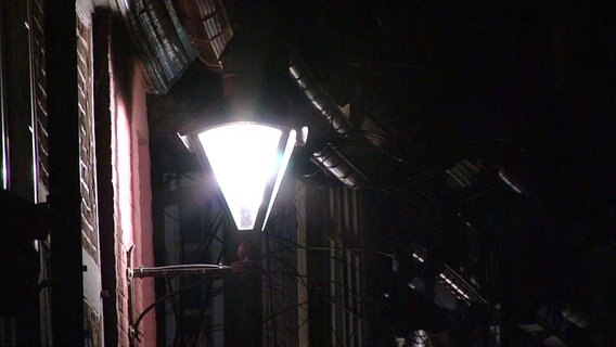 Straßenlampen leuchten in Lüneburg. © NDR 