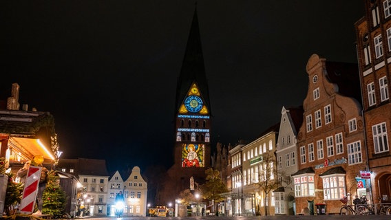 The St. Johannis Church is illuminated by lights.  © dpa-Bildfunk Photo: Philipp Schulze