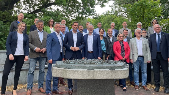 Verkehrsminister Olaf Lies (SPD) steht zusammen mit Kommunalpolitikern und Vertretern der Deutschen Bahn in Uelzen. Verkehrsminister Olaf Lies (SPD) steht zusammen mit Kommunalpolitikern und Vertretern der Deutschen Bahn in Uelzen. © NDR Foto: Jon Mendrala