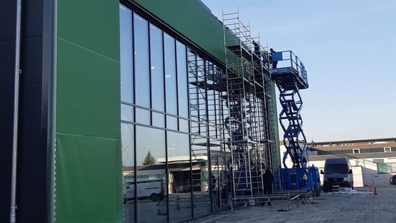 Bauarbeiten vor dem Pre-Opening an der Mehrzweckhalle "LKH Arena" in Lüneburg. © NDR Foto: Marie Schiller