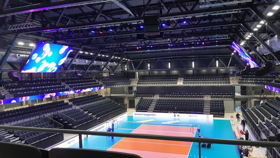 Die Mehrzweckhalle "LKH Arena" in Lüneburg mit einem aufgebauten Volleyballfeld. © NDR Foto: Marie Schiller