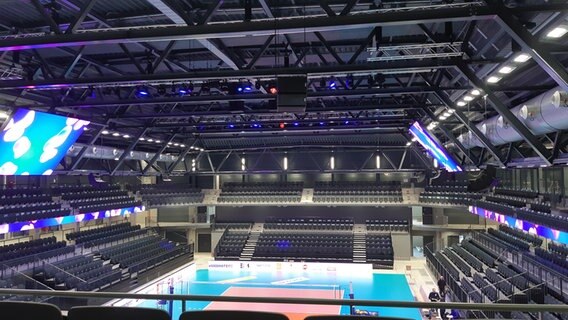 Die Mehrzweckhalle "LKH Arena" in Lüneburg mit einem aufgebauten Volleyballfeld. © NDR Foto: Marie Schiller