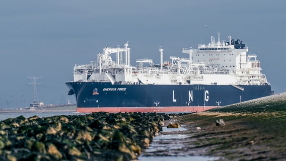 Das LNG-Schiff "Energos Force" während der Überfahrt von Rotterdam. © DET 