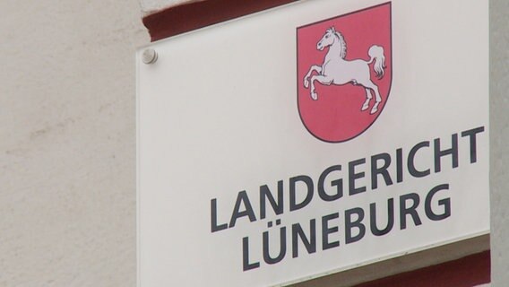 Auf einem Schild steht "Landgericht Lüneburg". © NDR 