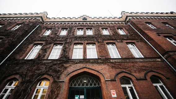 Blick auf das rote Backsteingebäude des Amtsgerichts Lüneburg. © NDR Foto: Julius Matuschik