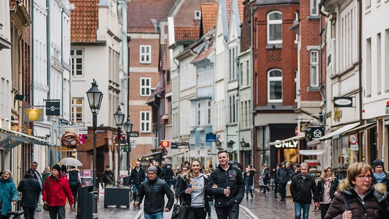 Passanten gehen durch die Fußgängerzone in Lüneburg. © NDR Foto: Julius Matuschik