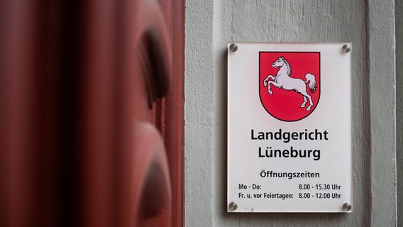 Schild am Eingang zum Landgericht in Lüneburg. © picture alliance/dpa Foto: Philipp Schulze
