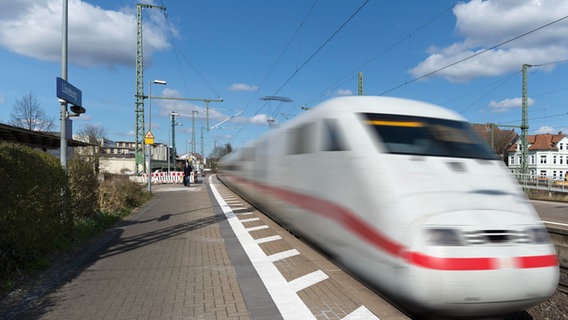 Ein ICE fährt in den Bahnhof Lüneburg ein. © picture alliance / imageBROKER Foto: Helmut Meyer zur Capellen