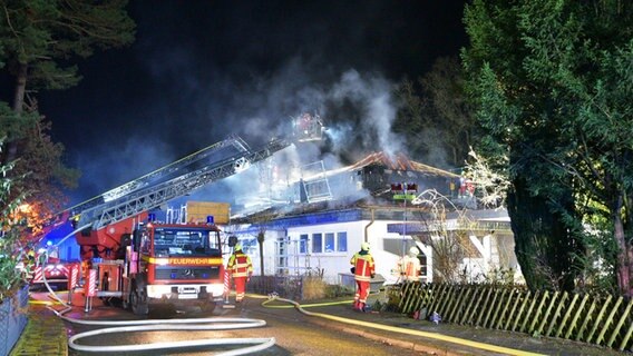 Die Feuerwehr löscht einen brennenden Dachstuhl eines Hauses in Lünebzrg. Die Feuerwehr löscht einen brennenden Dachstuhl eines Hauses in Lünebzrg. © JOTO Foto: Tobias Johanning