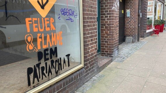 In Lüneburg rufen Graffiti zum Protest am Internationalen Frauentag auf. In Lüneburg rufen Graffiti zum Protest am Internationalen Frauentag auf. © NDR Foto: Rabea Carlotta Adam