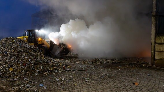 Nachdem ein Müllhaufen in einer Lagerhalle Feuer fing, enstand auch eine große Rauchwolke. © Freiwillige Feuerwehr Ilmenau Foto: Freiwillige Feuerwehr Ilmenau