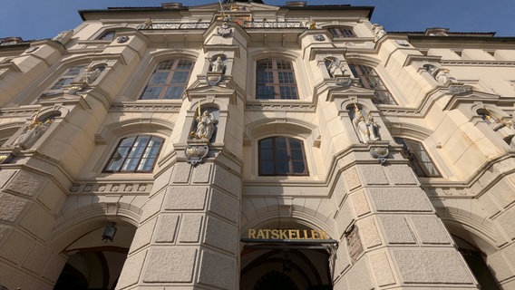 Rathausfassade am Markt aus der Froschperspektive. © Hansestadt Lüneburg 
