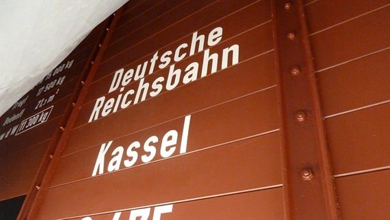 An der Seite eines Güterwagen steht: "Deutsche Reichsbahn". © NDR Foto: Karin Hansen