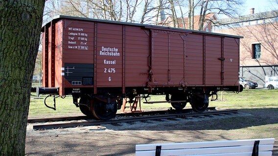 Ein Güterwaggon steht als Mahnmal für NS-Kriegsopfer nahe des Lüneburger Museums. © NDR Foto: Lars Gröning