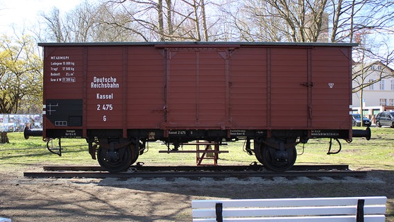 Ein Waggon der Deutschen Reichsbahn steht nahe des Museums in Lüneburg. © NDR Foto: Lars Gröning
