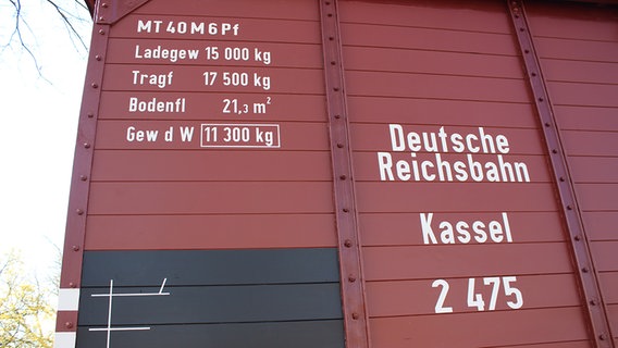 Das Bild zeigt die Seitenwand eines Güterwaggons der Deutschen Reichsbahn. © NDR Foto: Lars Gröning