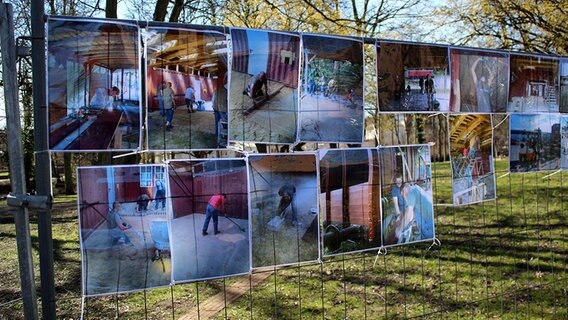 Zahlreiche Bilder hängen an einem Bauzaun. © NDR Foto: Lars Gröning