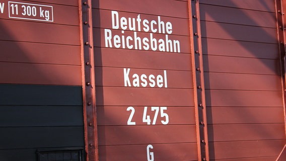 Auf einem Waggon steht: "Deutsche Reichsbahn". © NDR Foto: Lars Gröning