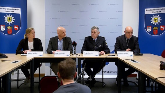 Staatskanselier Wiebke Bethke, Kolja Christoph, Helgo Martens en Thomas Gebert tijdens een persconferentie in de Waffendiebstahl op het Bahnhof Maschen © NDR 
