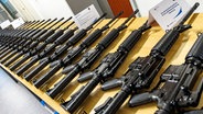 Sichergestellte Schusswaffen liegen auf einem Tisch in einer Kaserne der Bundespolizei. © dpa-Bildfunk Foto: Markus Scholz