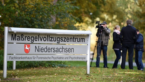 Ein Kameramann filmt ein Schild mit der Aufschrift "Maßregelvollzugszentrum Niedersachsen". © dpa - Bildfunk Foto: Carmen Jaspersen