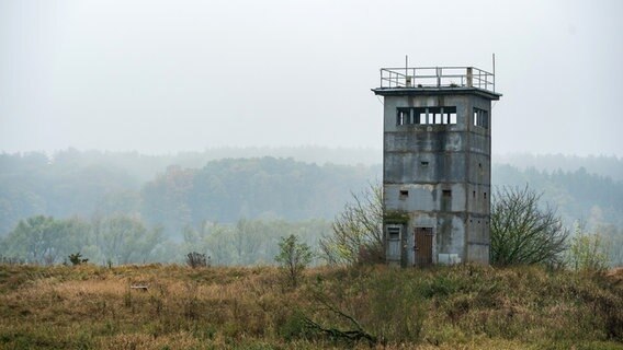 Bei Amt Neuhaus steht ein verfallener Wachturm von DDR-Grenztruppen an der ehemaligen innerdeutschen Grenze. © dpa - Bildfunk Foto: Philipp Schulze