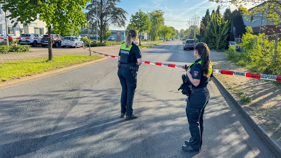 Zwei Polizistinnen stehen an einer abgesperrten Straße. © JOTO Foto: Tobias Johanning