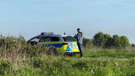 Ein Einsatzfahrzeug der Polizei steht auf einem Weg in Meckelfeld. © TeleNewsNetwor 