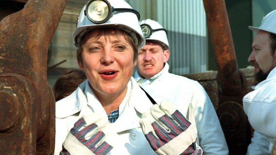 Bei ihrem ersten Besuch der Gorlebener Atomanlagen fährt Bundesumweltministerin Angela Merkel am 23. März 1995 mit dem Förderkorb in den 650 Meter tiefen Erkundungsschacht ein. © dpa Foto: Hesse