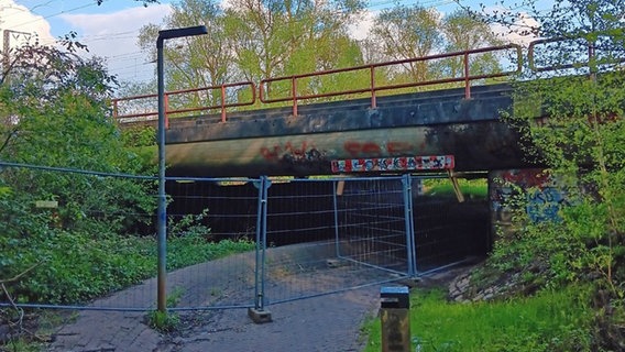 Auf dieser Bahnstrecke legten Unbekannte Metallteile auf die Schienen. © Polizei Rotenburg Wümme 