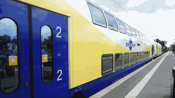 Ein Metronom-Zug steht am Bahnsteig zur Abfahrt bereit. © NDR.de Foto: Kerstin Geisel
